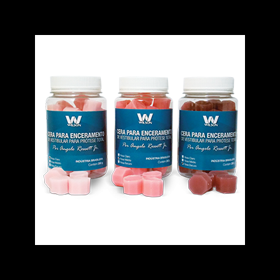 Três frascos de cera para enceramento em tons rosa e vermelho com etiquetas azuis