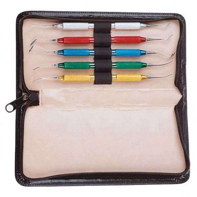 Conjunto de instrumentos dentários coloridos numa pasta bege