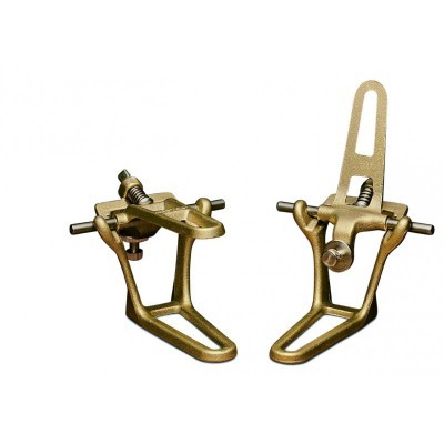 Dois suportes metálicos dourados com parafusos em fundo branco