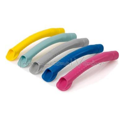 Cinco tubos flexíveis de silicone coloridos alinhados sobre fundo branco