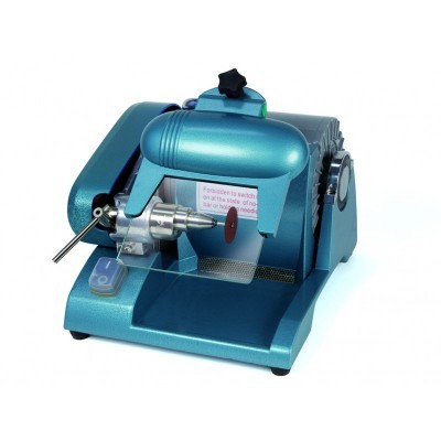 Máquina de lapidação de pedras azul com disco vermelho sobre fundo branco