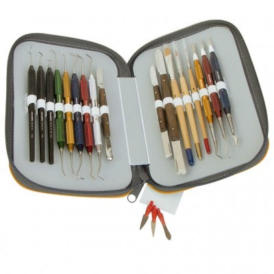 Conjunto de ferramentas de escultura em estojo aberto, com diferentes cabos coloridos e pontas metálicas.