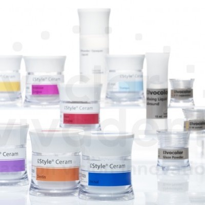 Conjunto de frascos e tubos de cerâmica dental com rótulos coloridos