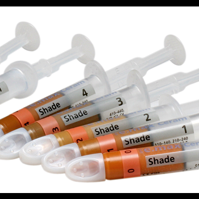 Seis seringas plásticas com líquidos coloridos rotuladas com 'Shade'