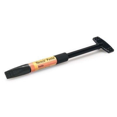 Seringa preta com pasta Nexco Paste Dentin em fundo branco