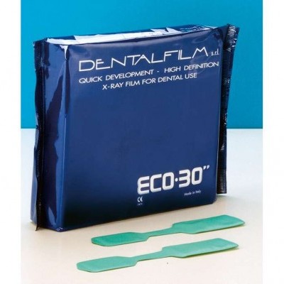 Pacote azul de filme para raios-x dentário com duas folhas verdes ao lado