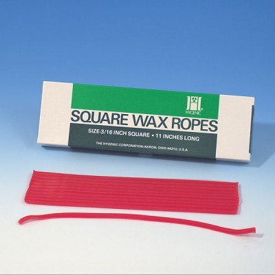 Pacote de cordas cerzidas vermelhas com embalagem branca e verde