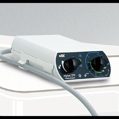 Aparelho médico branco com painel de controlo preto e botões