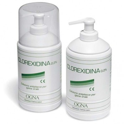 Dois frascos de Clorexidina 0,2%, soluções antiplaca para higiene oral, com bomba de doseamento.