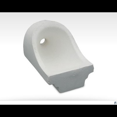 Peça cerâmica branca curvada com orifício circular