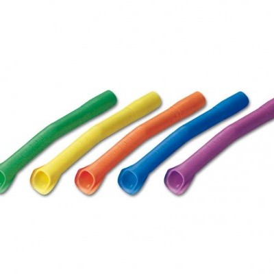 Cinco tubos coloridos flexíveis em linha sobre fundo branco