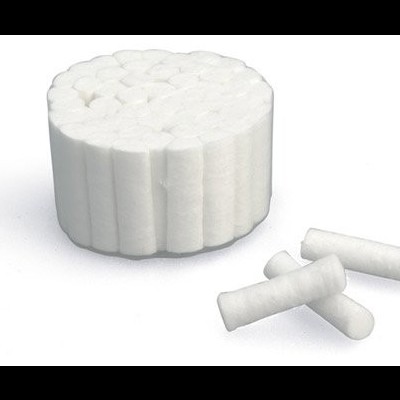 Pacote redondo de cotonetes brancos com alguns soltos