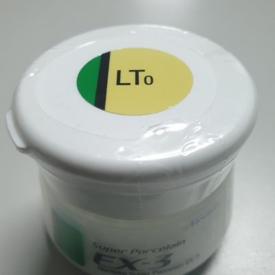 Frasco branco com tampa e etiqueta amarela, verde e preta 'LTo' e texto 'Super Porcelain EX-3'