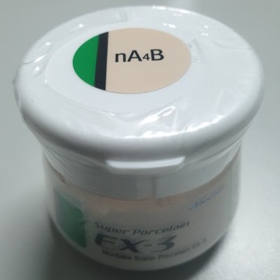 Frasco branco com tampa e etiqueta 'nA4B' em fundo bege, verde e preto