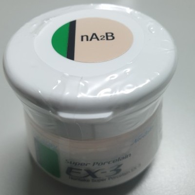 Frasco branco com tampa selada e etiqueta 'nA2B'