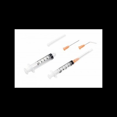 Duas seringas com agulhas e tampas sobre fundo branco