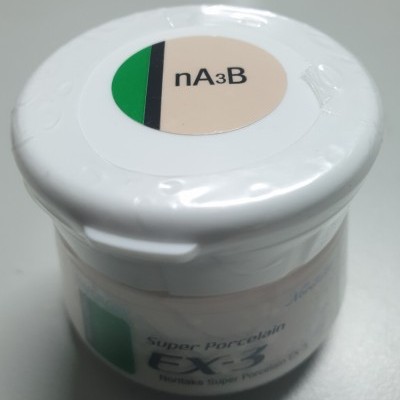 Frasco branco pequeno com tampa e etiqueta com texto nA3B