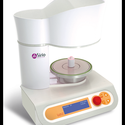 Máquina de laboratório branca com painel digital e funil superior