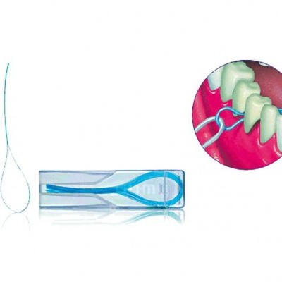 Fio dentário azul com estojo transparente e ilustração de uso nos dentes