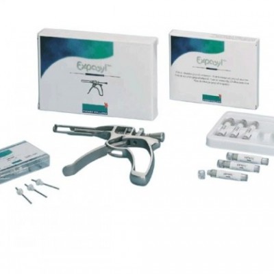 Conjunto de dispositivos e caixas médicas Exposyl em fundo branco