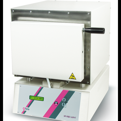 Forno de laboratório branco com painel cinza e rosa e visor digital verde