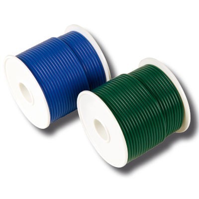 Bobinas de fios isolados azul e verde em carretéis brancos