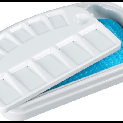 Palete de pintura branca com compartimentos e superfície azul texturizada