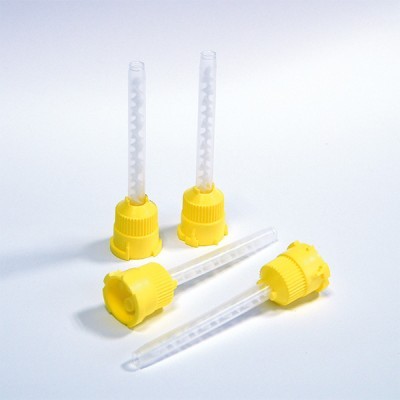 Quatro bicos dosadores amarelos com tubos transparentes em superfície branca