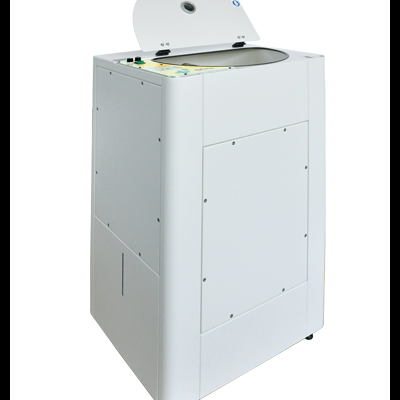 Máquina branca quadrada com tampa aberta e painel de controlo