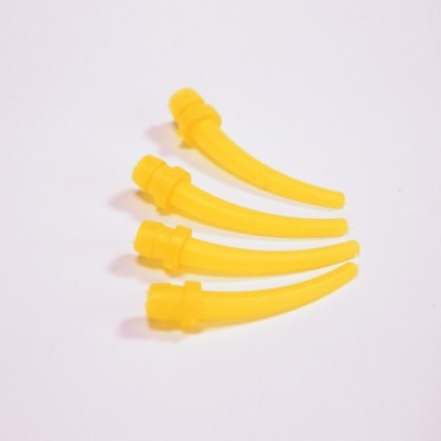 Quatro peças amarelas de plástico curvadas sobre fundo branco