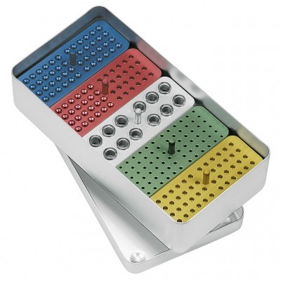 Organizador modular metálico com tampas coloridas e orifícios para pinos