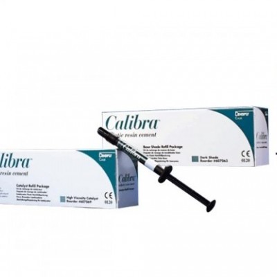 Caixas e seringas do Calibra resin cement da Dentsply em fundo branco