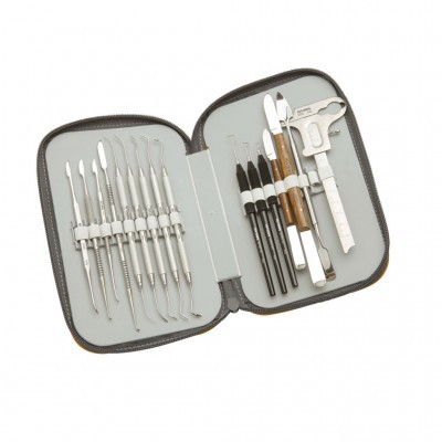 Conjunto de ferramentas para precisão em estojo cinzento aberto.