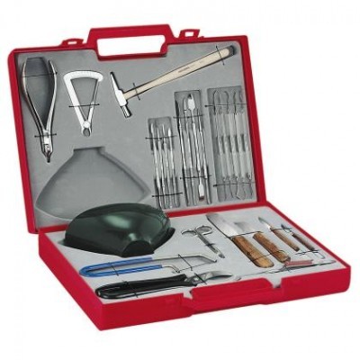 Estojo vermelho aberto com instrumentos cirúrgicos variados de metal e bisturis com cabo de madeira