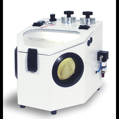 Equipamento industrial branco com visor transparente e luva de tecido amarelo