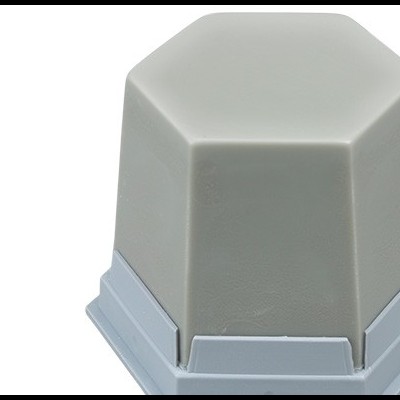 Proteção em plástico para porca de roda cinza com base quadrada clara