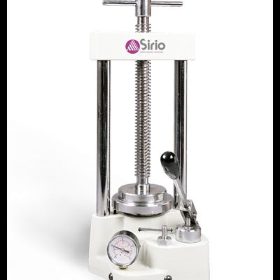 Prensa de laboratório branca com manómetro e marca Sirio