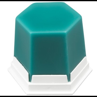 Objeto hexagonal verde com base branca em fundo branco