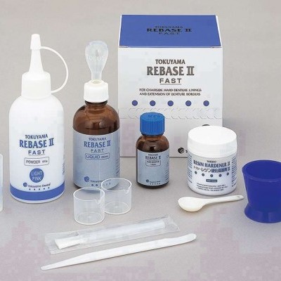 Kit Tokuyama Rebase II Fast com vários frascos, copos e utensílios para dentária