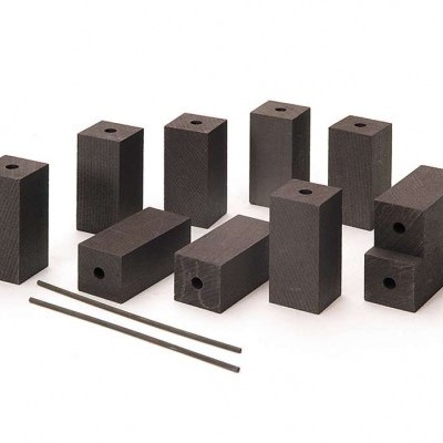 Conjunto de blocos retangulares de madeira preta com furos e varas finas pretas