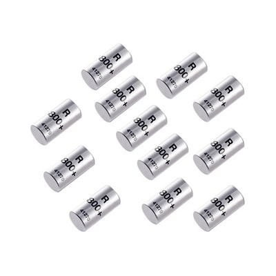 Doze baterias cilíndricas prateadas R 300+ 1.2V em fundo branco