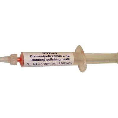 Seringa de pasta de polimento com diamante em fundo branco