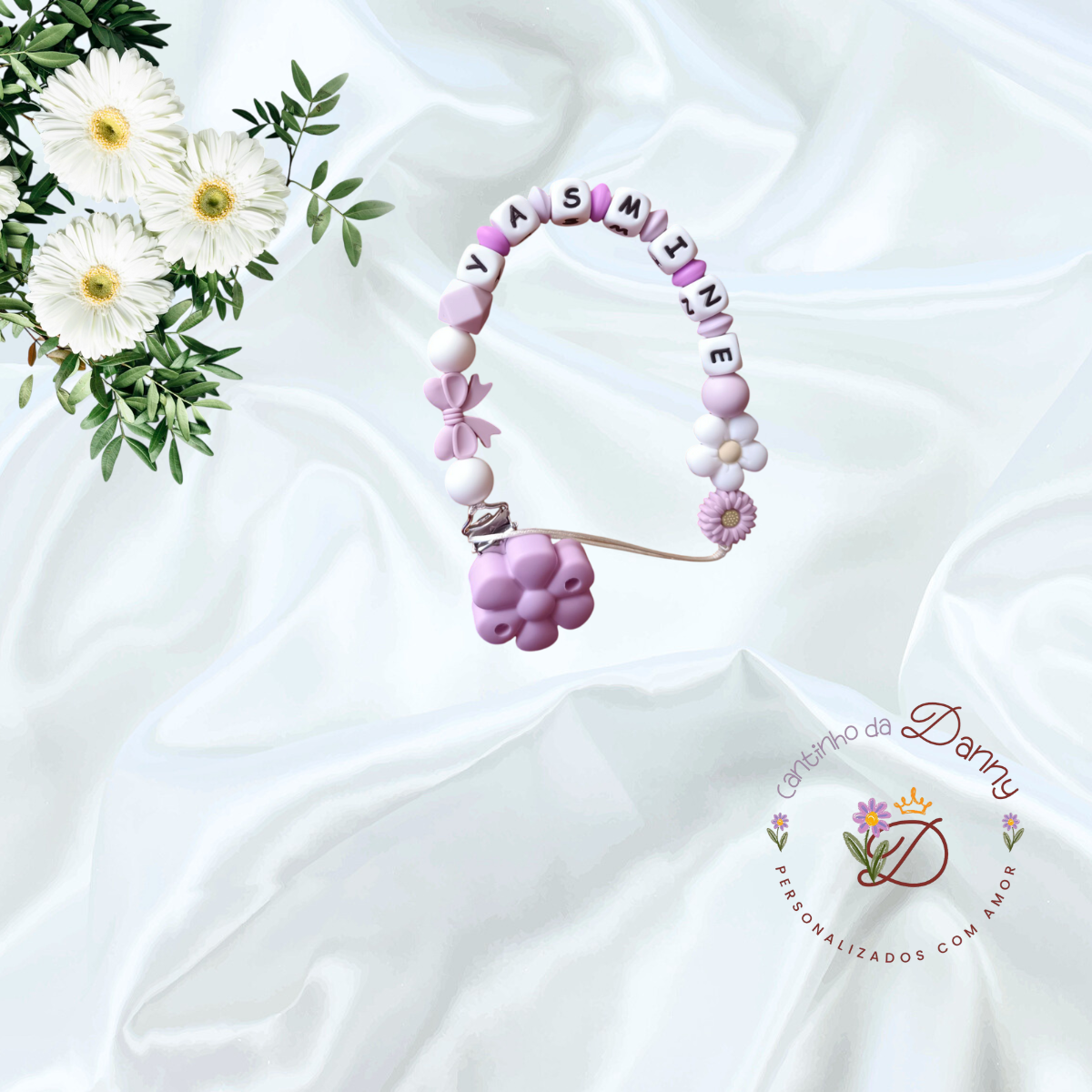 Prendedor de chupeta personalizado com nome YASMINE em miçangas coloridas e flores lilás e brancas