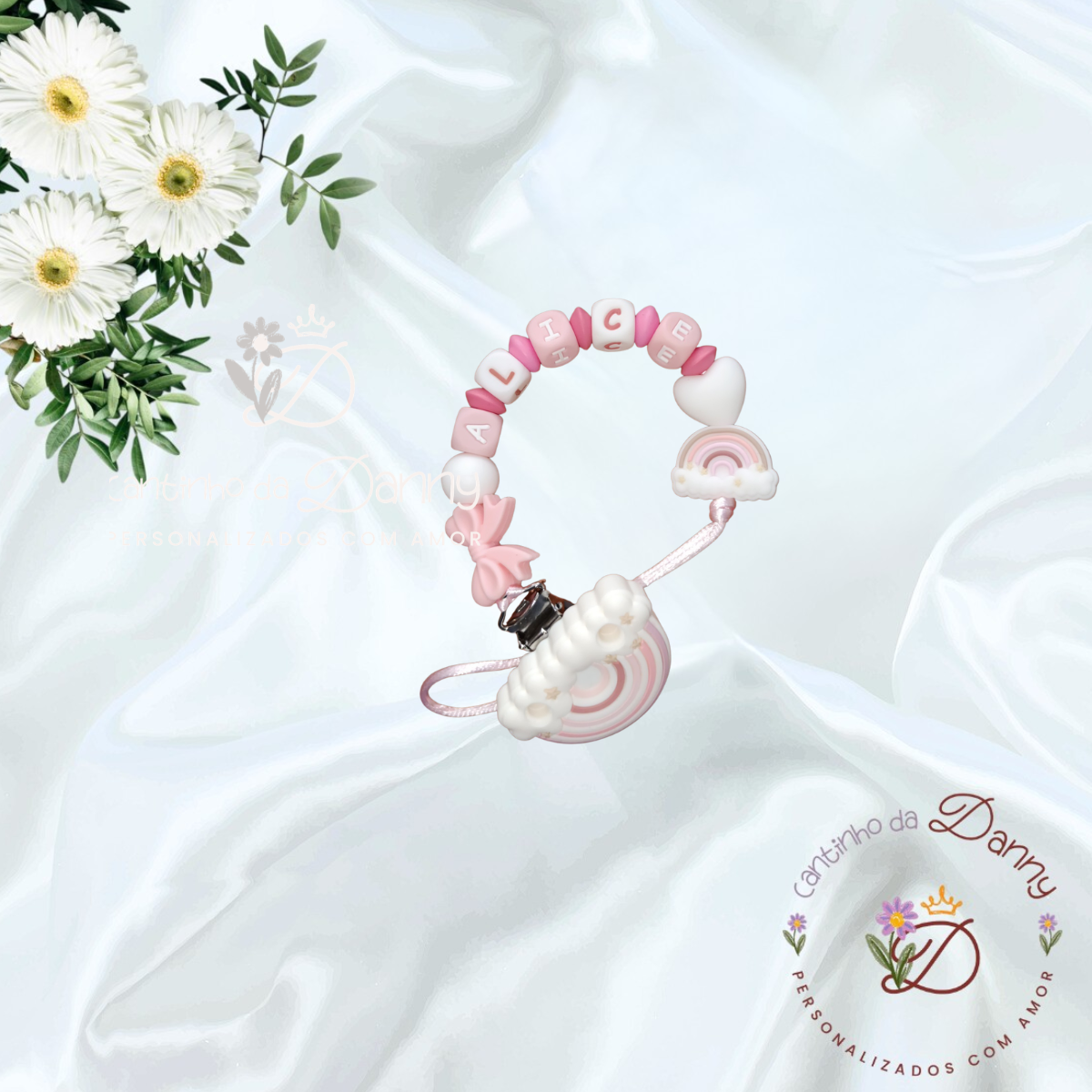 Pulseira personalizada para bebé com contas em rosa e branco formando o nome ALICE e pendentes de silicone em forma de coração e arco-íris