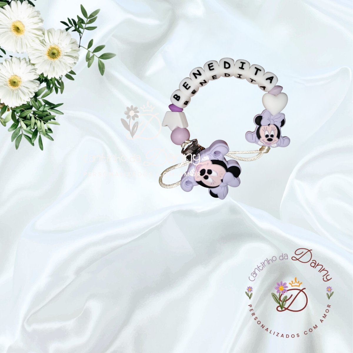 Prendedor de chupeta personalizado com nome Benedita e personagens Minnie da Disney sobre tecido branco