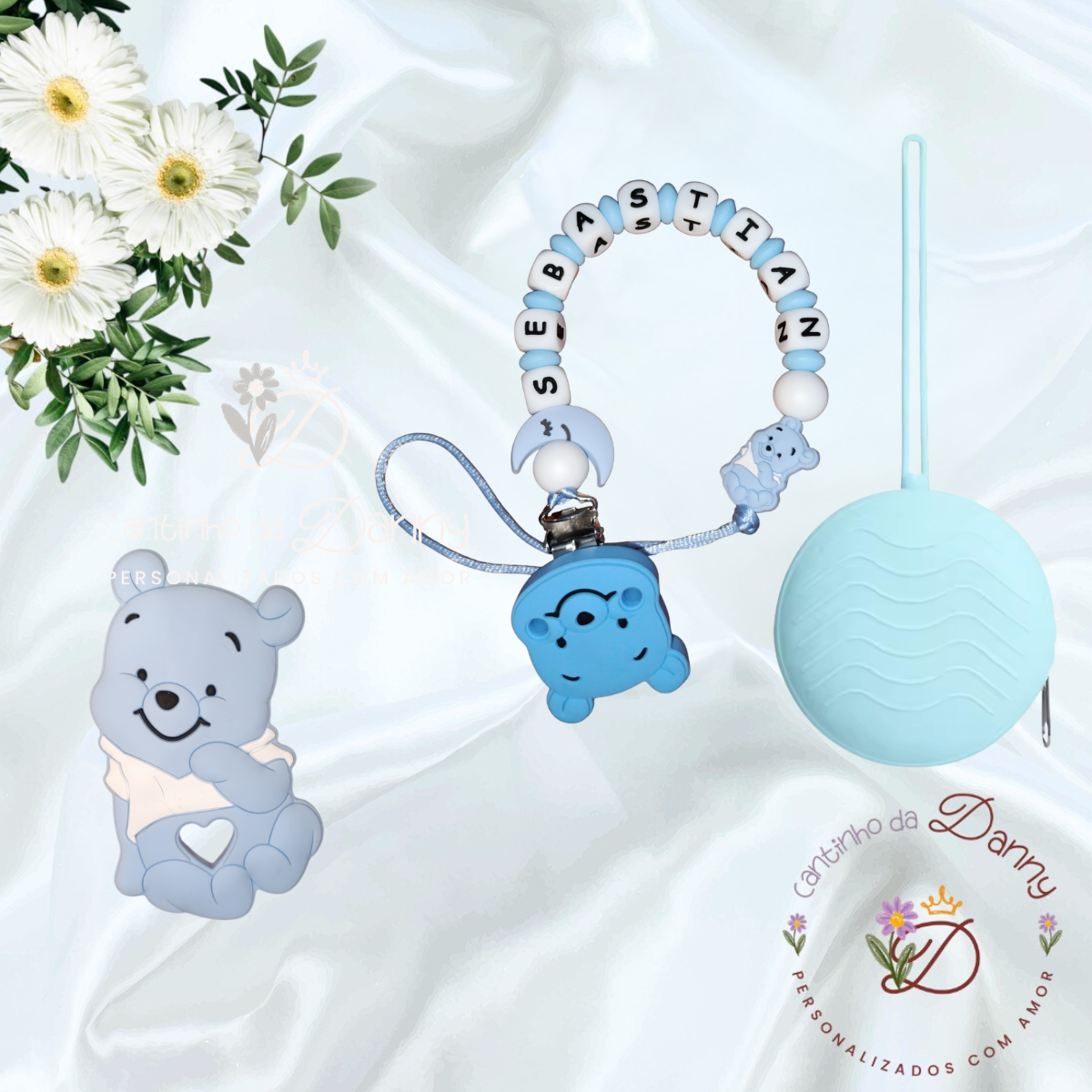Acessórios de bebé em silicone azul com ursinho e nome Sebastian.