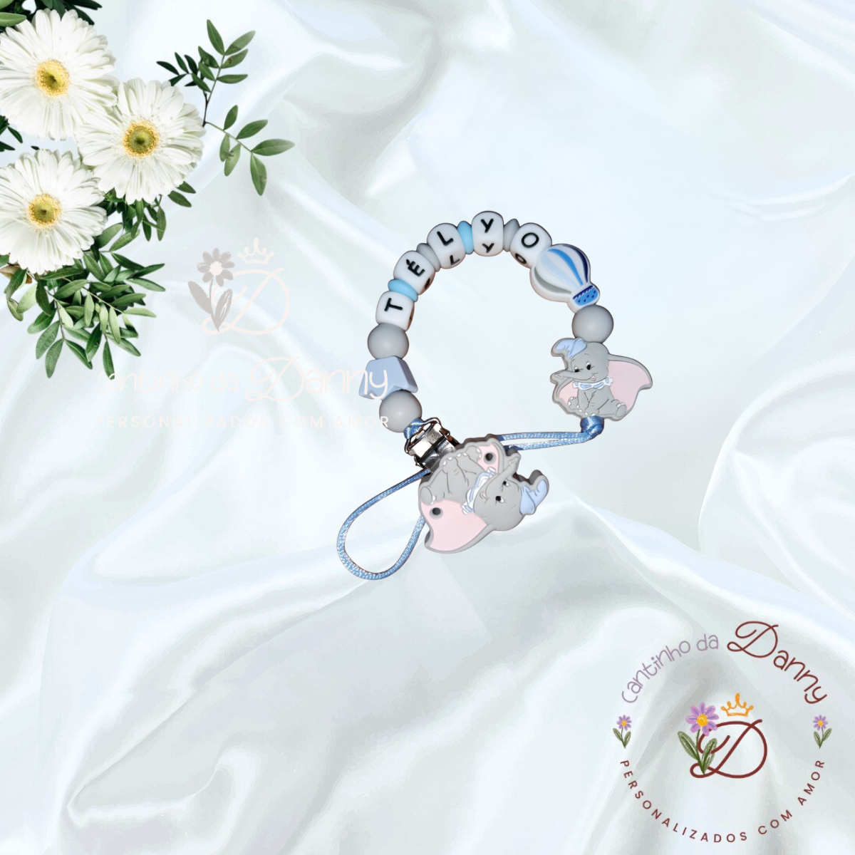 Prendedor de chupeta com letras personalizadas e pendente de elefante em tecido branco e flores brancas
