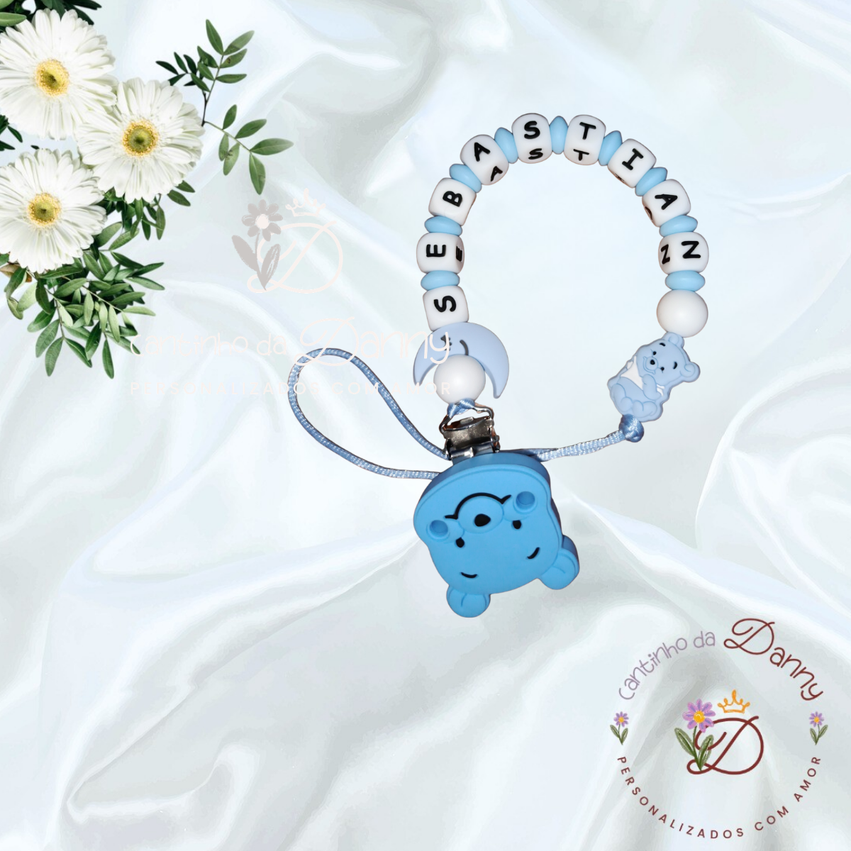 Prendedor de chupeta azul com contas em silicone e letras brancas