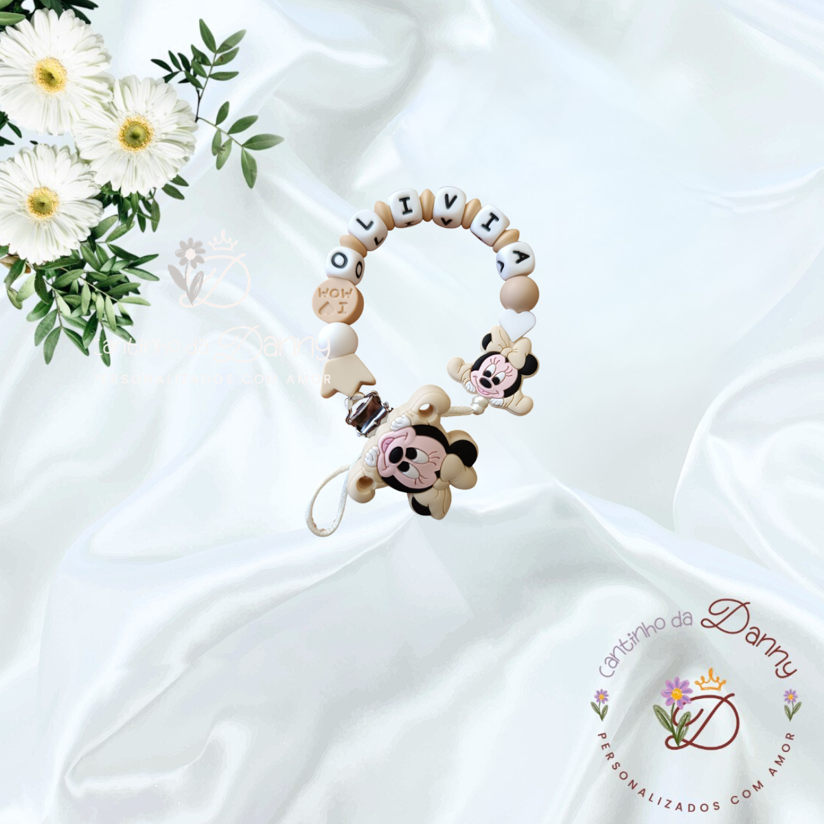 Pulseira personalizada de silicone com nome e personagens Minnie Mouse sobre fundo branco e flores.