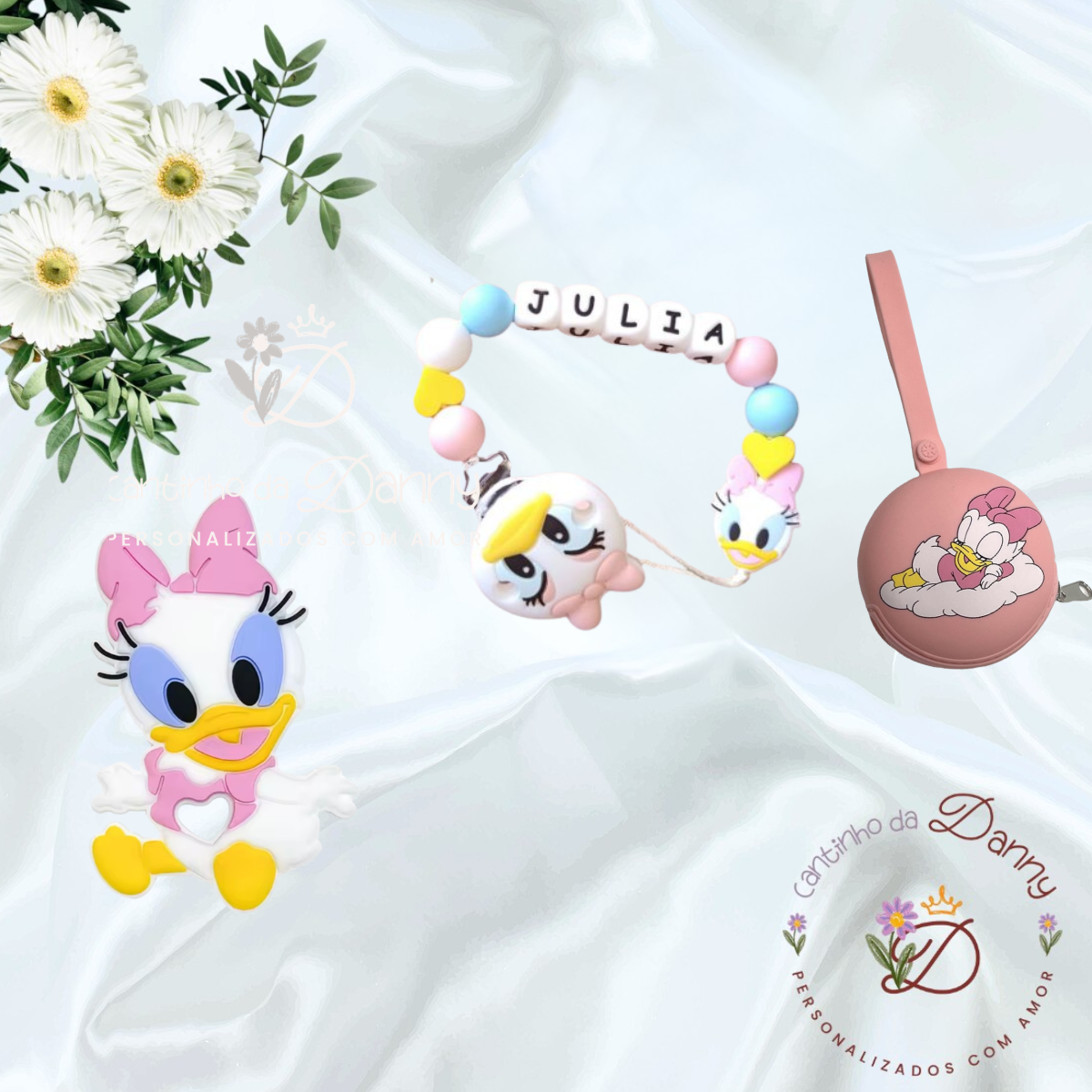 Acessórios infantis com tema da Margarida em silicone, pulseira com nome JULIA e porta-chaves rosa.